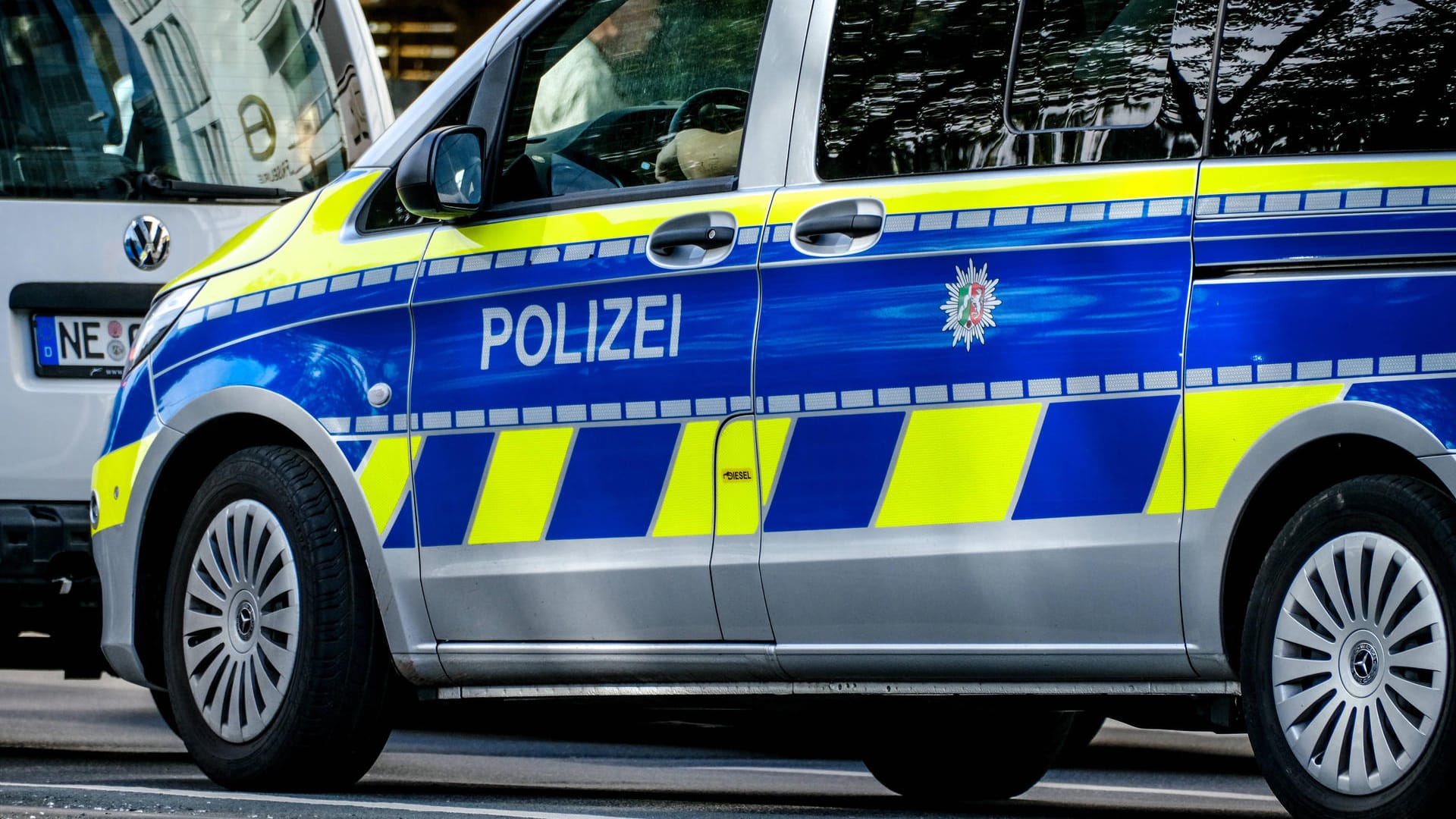 Ein Polizeiauto (Symbolbild): In Köln ist ein Taxifahrer angegriffen worden. Die Polizei sucht den mutmaßlichen Täter. Ein Polizeiauto (Symbolbild): In Köln ist ein Taxifahrer angegriffen worden. Die Polizei sucht den mutmaßlichen Täter.
