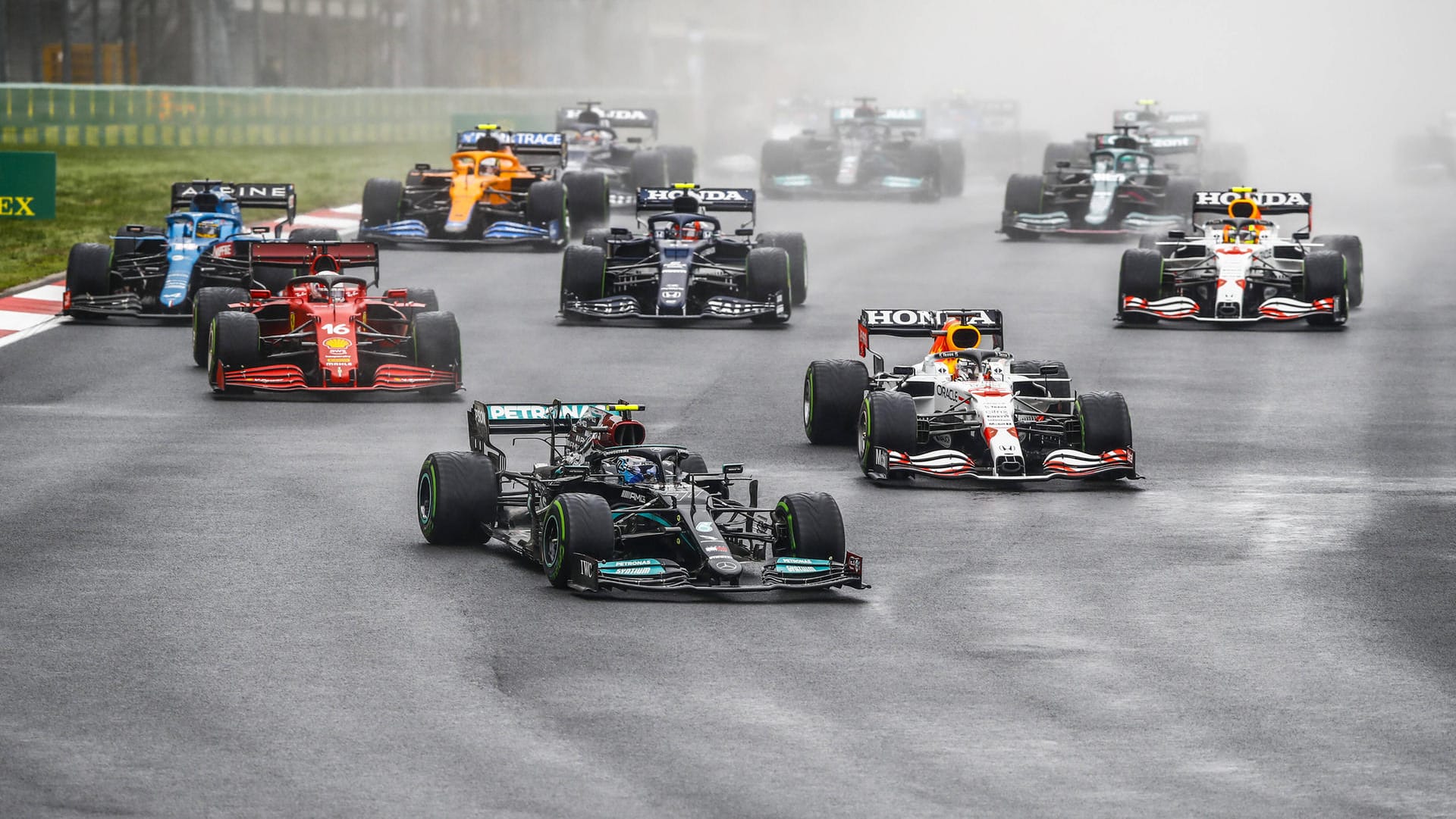 Turbulenter Start: Valtteri Bottas (M.) vor dem Fahrerfeld kurz nach Rennbeginn.