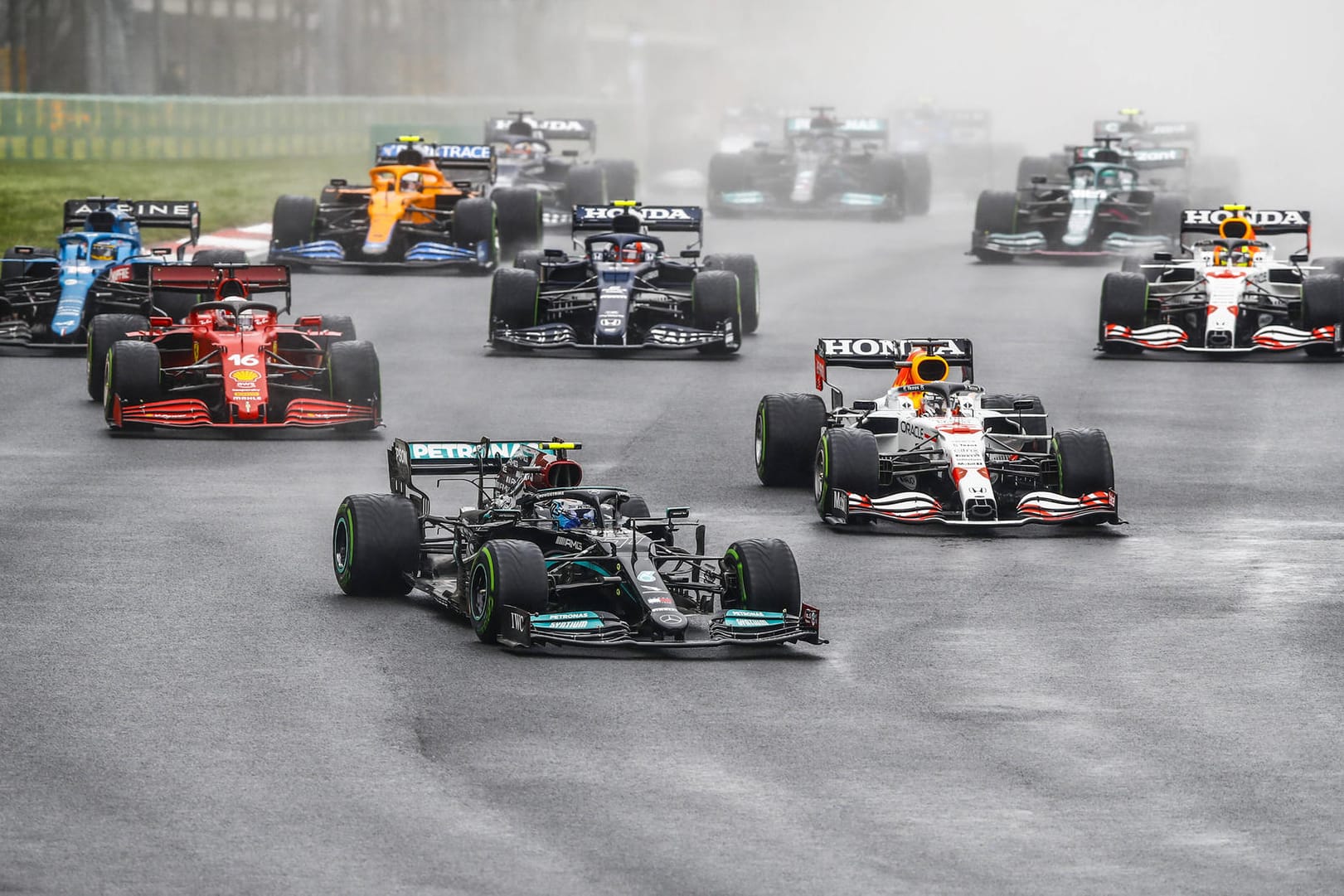 Turbulenter Start: Valtteri Bottas (M.) vor dem Fahrerfeld kurz nach Rennbeginn.