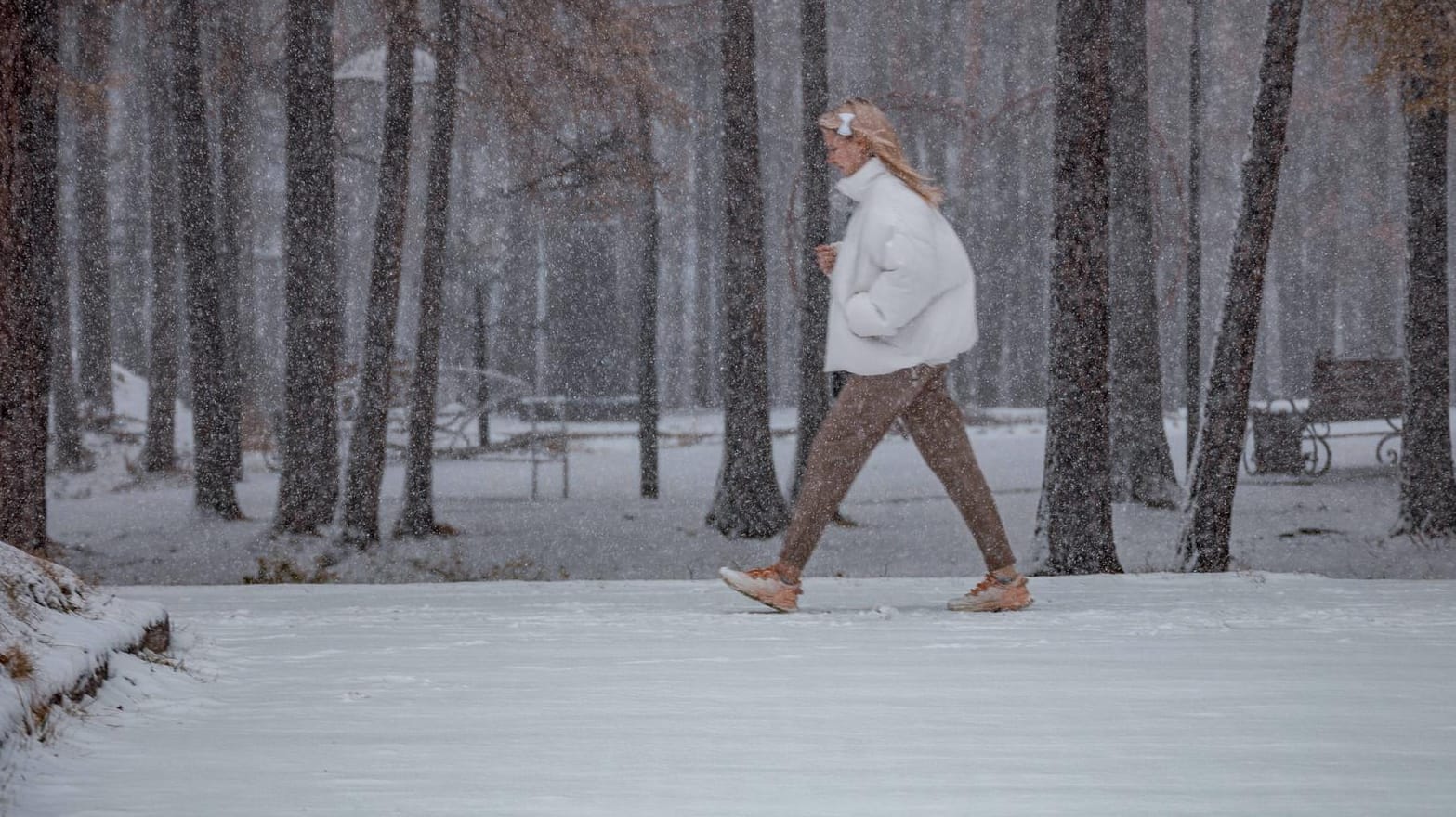 Eine Frau spaziert im Schnee: Nach dem sonnigen Wochenende kommt der Wetterumschwung. (Symbolfoto) Eine Frau spaziert im Schnee: Nach dem sonnigen Wochenende kommt der Wetterumschwung. (Symbolfoto)
