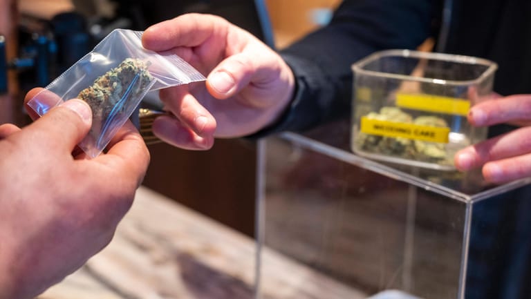 In einem Amsterdamer Coffeeshop geht Marihuana über den Tresen: "Die Chancen auf eine Legalisierung waren noch nie so groß wie jetzt".