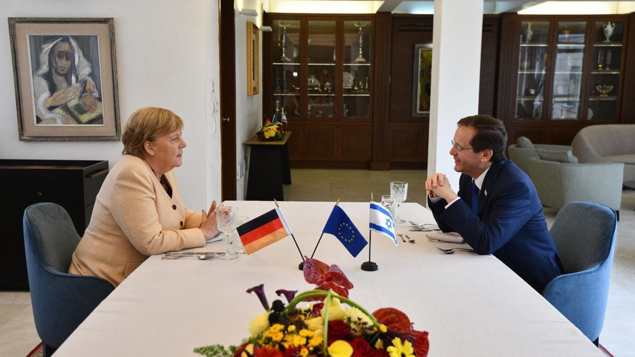 Merkel im Gespräch mit dem israelischen Präsidenten Izchak Herzog.