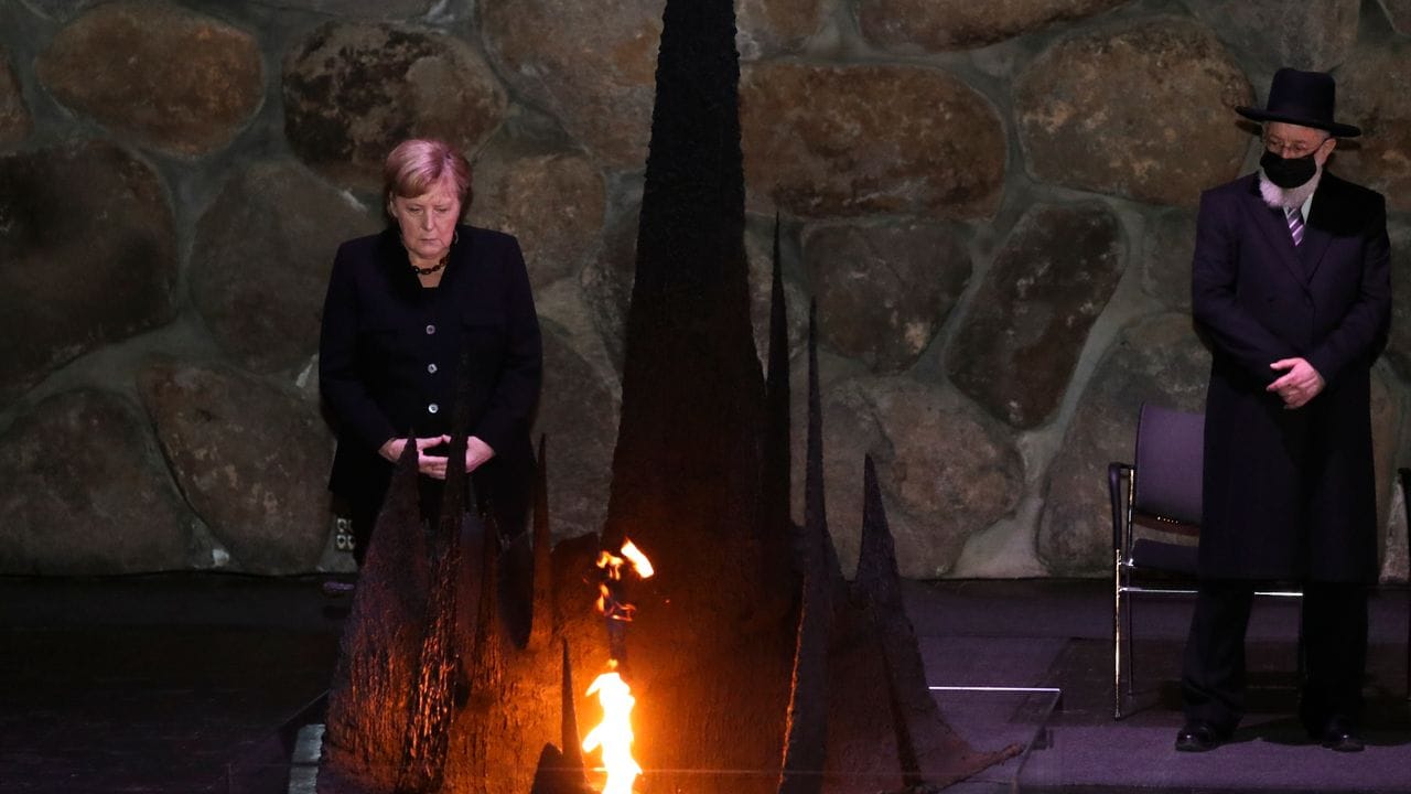 Angela Merkel steht an der Ewigen Flamme in der Halle der Erinnerung der Holocaust-Gedenkstätte Yad Vashem.