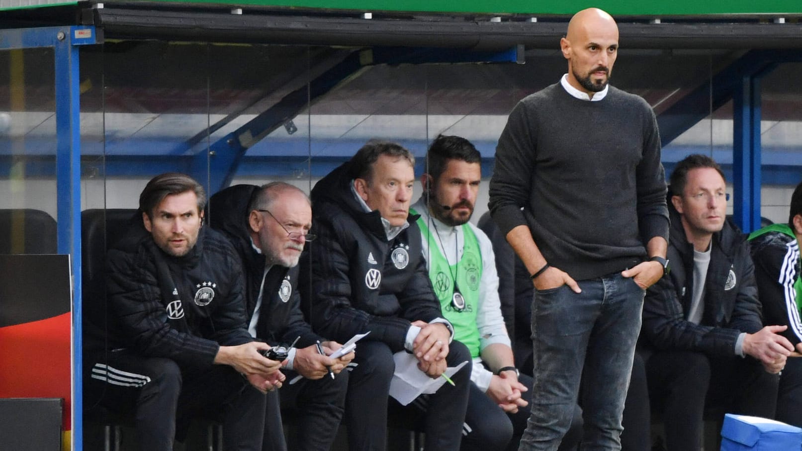 Antonio Di Salvo (vorne) hat sein Team im Blick, Hermann Gerland (2.v.l.) ebenfalls.