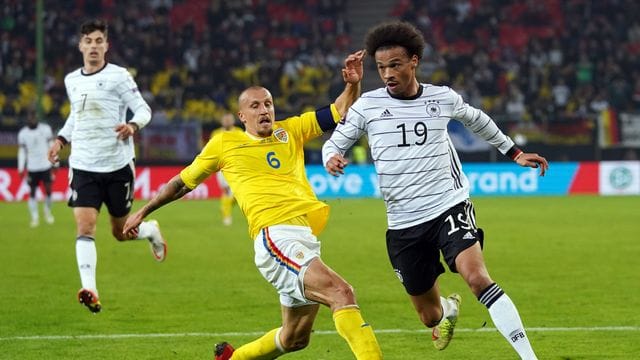 Leroy Sané im Zweikampf