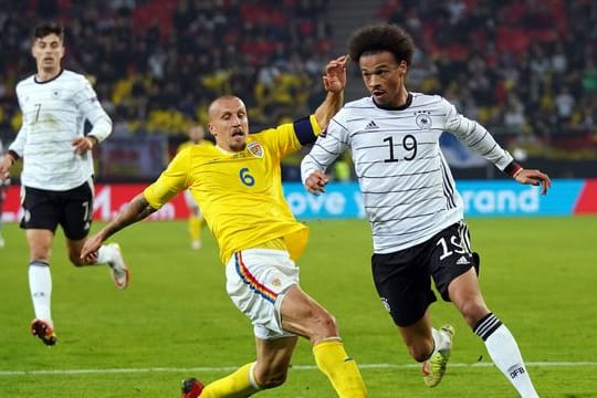 Leroy Sané im Zweikampf