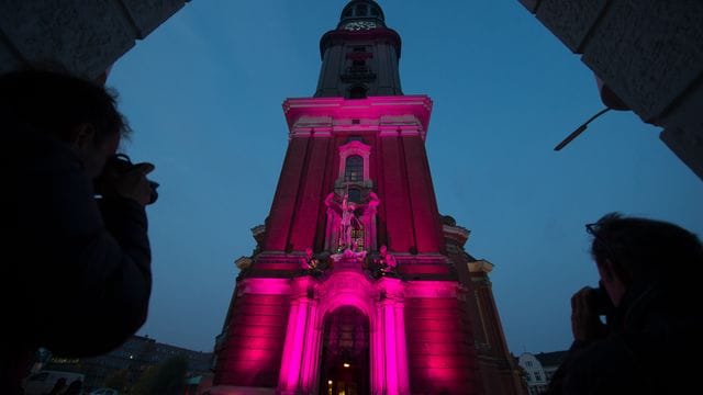 Wahrzeichen erstrahlen in Pink Wahrzeichen erstrahlen in Pink