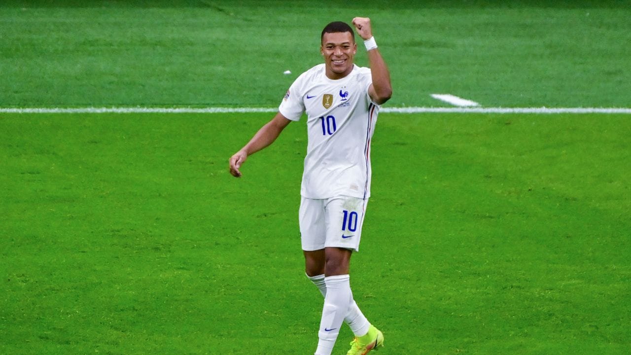 Frankreichs Kylian Mbappé jubelt nach seinem Tor zum 2:1. Frankreichs Kylian Mbappé jubelt nach seinem Tor zum 2:1.