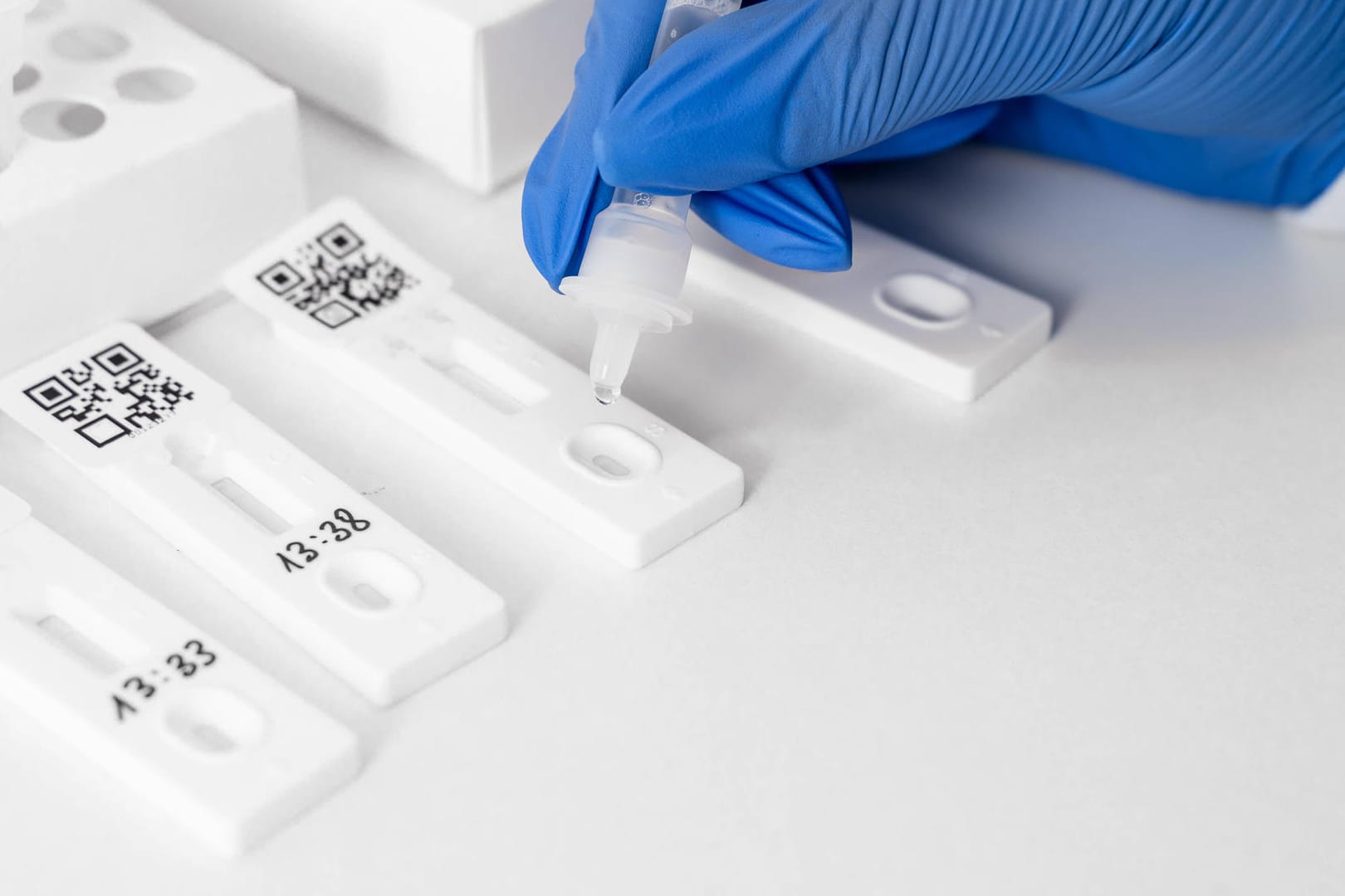 In einem Labor in Augsburg wird ein PCR-Test durchgeführt (Archivbild). Diese Tests dienen den Gesundheitsämtern als Grundlage für die Meldung der Infektionszahlen.
