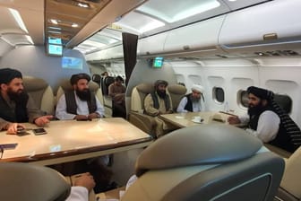 Eine Taliban-Delegation sitzt in einem Flugzeug (Archivbild). Erste Gespräche mit den USA sind in Doha beendet worden.