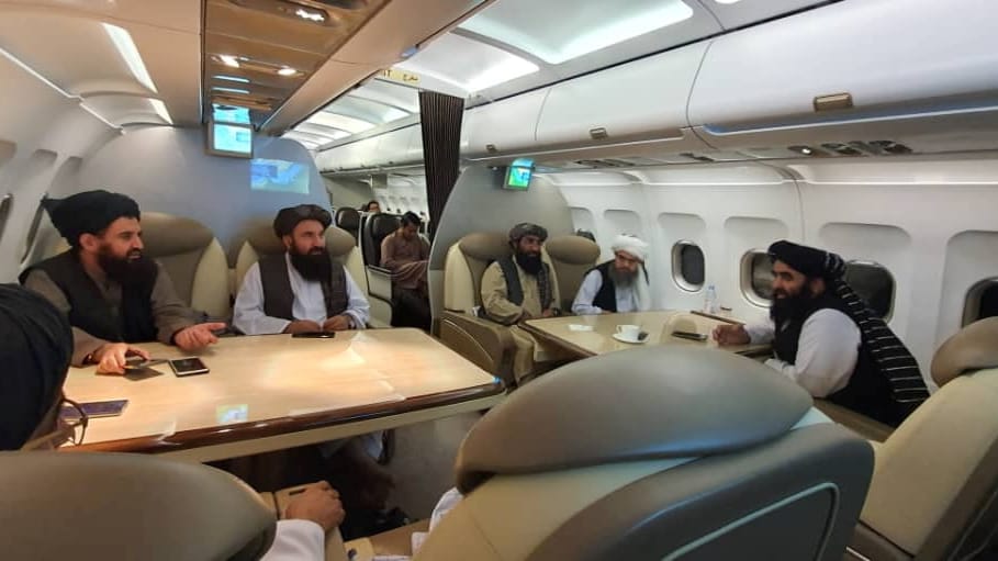 Eine Taliban-Delegation sitzt in einem Flugzeug (Archivbild). Erste Gespräche mit den USA sind in Doha beendet worden.