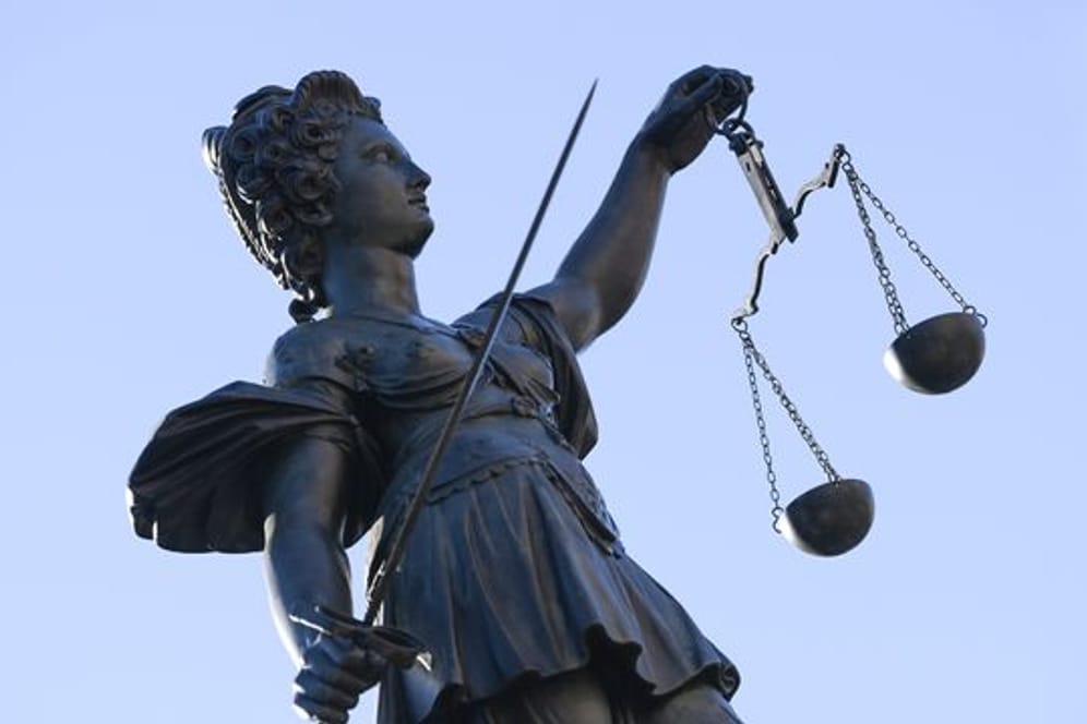 Eine Statue der Justitia steht unter freiem Himmel (Symbolbild): Seit Montag ist ein 19-Jähriger wegen versuchten Mordes in Köln angeklagt.