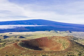 Der erloschene Vulkan Mauna Kea auf Hawaii (Symbolbild). Der Inselstaat wurde am Sonntag von einem Erdbeben erschüttert