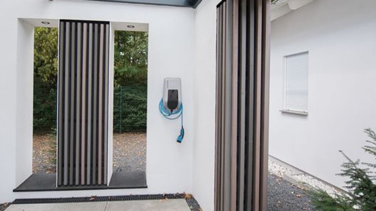 E-Auto-an-Haushaltssteckdose-laden-Geht-das-