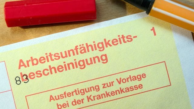 Arbeitsunfähigkeitsbescheinigung: Krankschreiben lassen kann man sich bei Stress oder persönlichen Sorgen, wenn Begleiterscheinungen auf die Gesundheit schlagen.