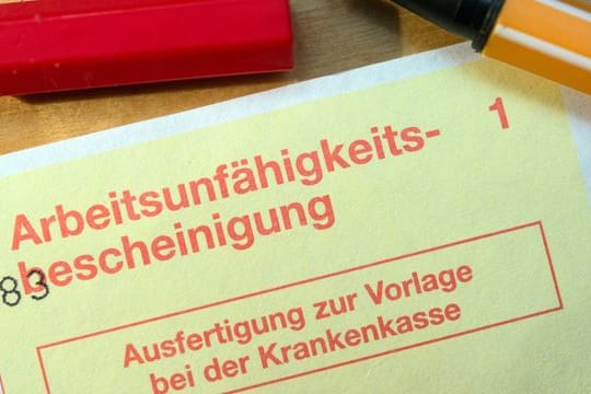 Arbeitsunfähigkeitsbescheinigung: Krankschreiben lassen kann man sich bei Stress oder persönlichen Sorgen, wenn Begleiterscheinungen auf die Gesundheit schlagen.