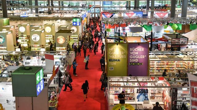 Blick über eine Ausstellungshalle der Frankfurter Buchmesse.