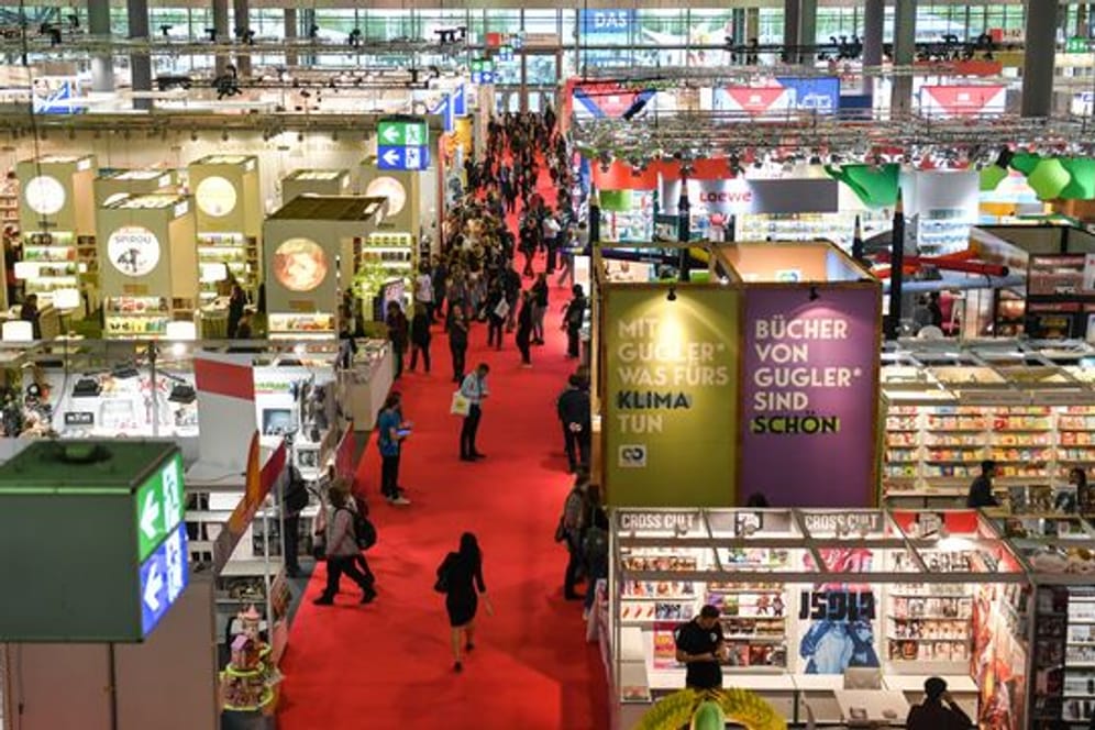 Blick über eine Ausstellungshalle der Frankfurter Buchmesse.