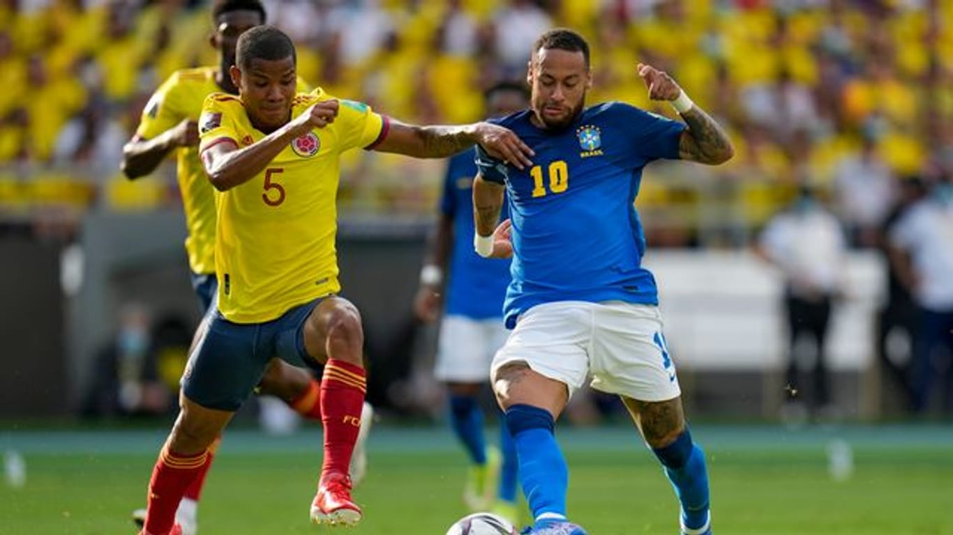 Superstar Neymar (l) musste sich mit Brasilien mit einem Punkt gegen Wilmar Barrios und Kolumbien zufrieden geben.