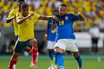 Superstar Neymar (l) musste sich mit Brasilien mit einem Punkt gegen Wilmar Barrios und Kolumbien zufrieden geben.