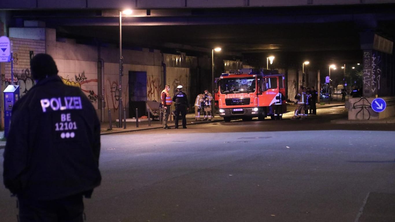 Polizei und Feuerwehr am Tatort in der Koppenstraße: Die Mordkommission hat die Ermittlungen übernommen.