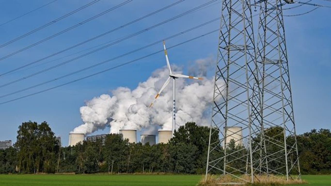 Wasserdampf steigt aus Kühltürmen eines Braunkohlekraftwerks: Einer Studie zufolge müssen die Kraftanstrengungen für die Energiewende deutlich erhöht werden.