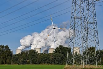 Wasserdampf steigt aus Kühltürmen eines Braunkohlekraftwerks: Einer Studie zufolge müssen die Kraftanstrengungen für die Energiewende deutlich erhöht werden.