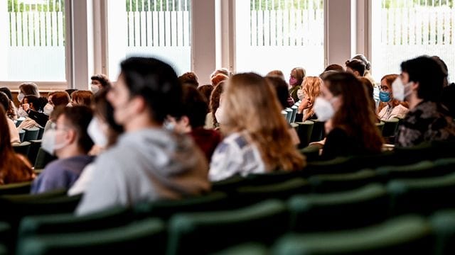 Studenten sitzen in einem Hörsaal (Symbolbild): Die Pandemie hat bei vielen Studierenden und Azubis gesundheitliche Folgen hinterlassen. Studenten sitzen in einem Hörsaal (Symbolbild): Die Pandemie hat bei vielen Studierenden und Azubis gesundheitliche Folgen hinterlassen.