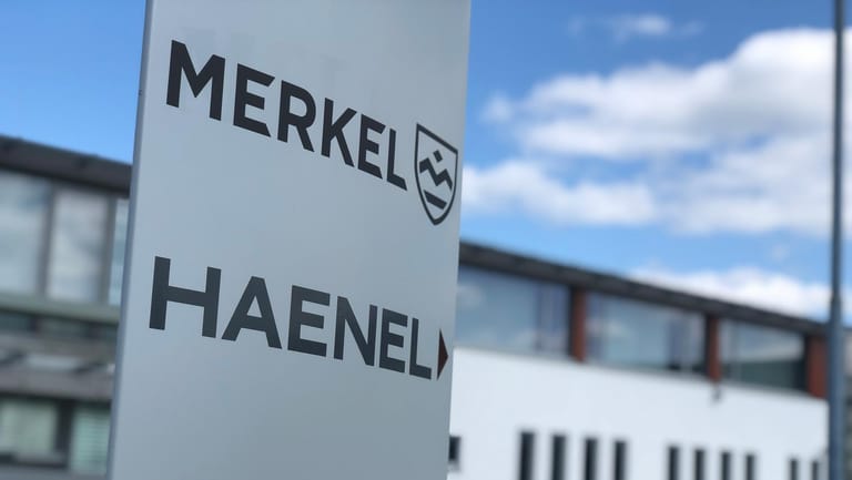 Das Firmenschild der Merkel-Gruppe in Suhl (Symbolbild): Die Waffenschmiede macht mehr Umsatz.