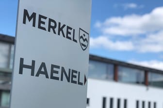 Das Firmenschild der Merkel-Gruppe in Suhl (Symbolbild): Die Waffenschmiede macht mehr Umsatz.