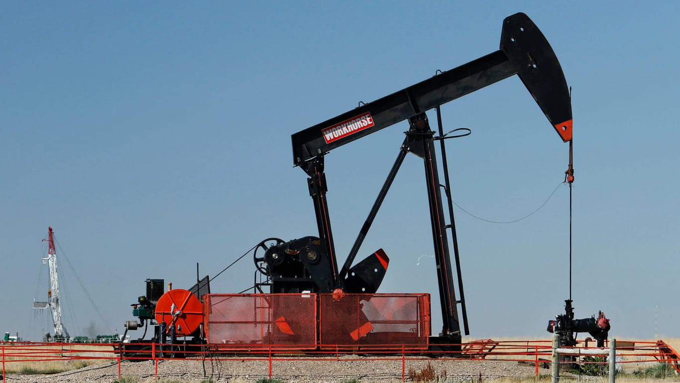 Eine Ölpumpe in den USA (Symbolbild): Die Nachfrage nach Rohöl steigt durch die anziehende Weltwirtschaft stark an.