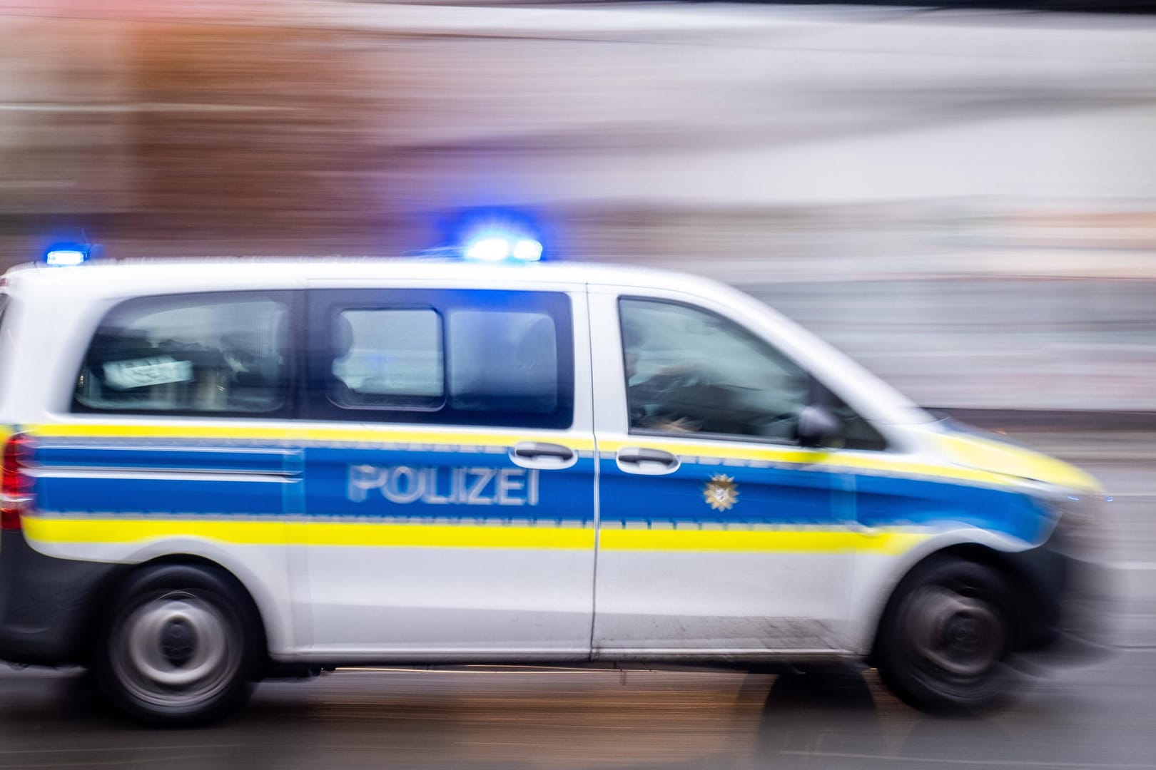 Ein Streifenwagen der Polizei (Archivbild): In Stuttgart ist ein Mann nach einem Streit gestorben.