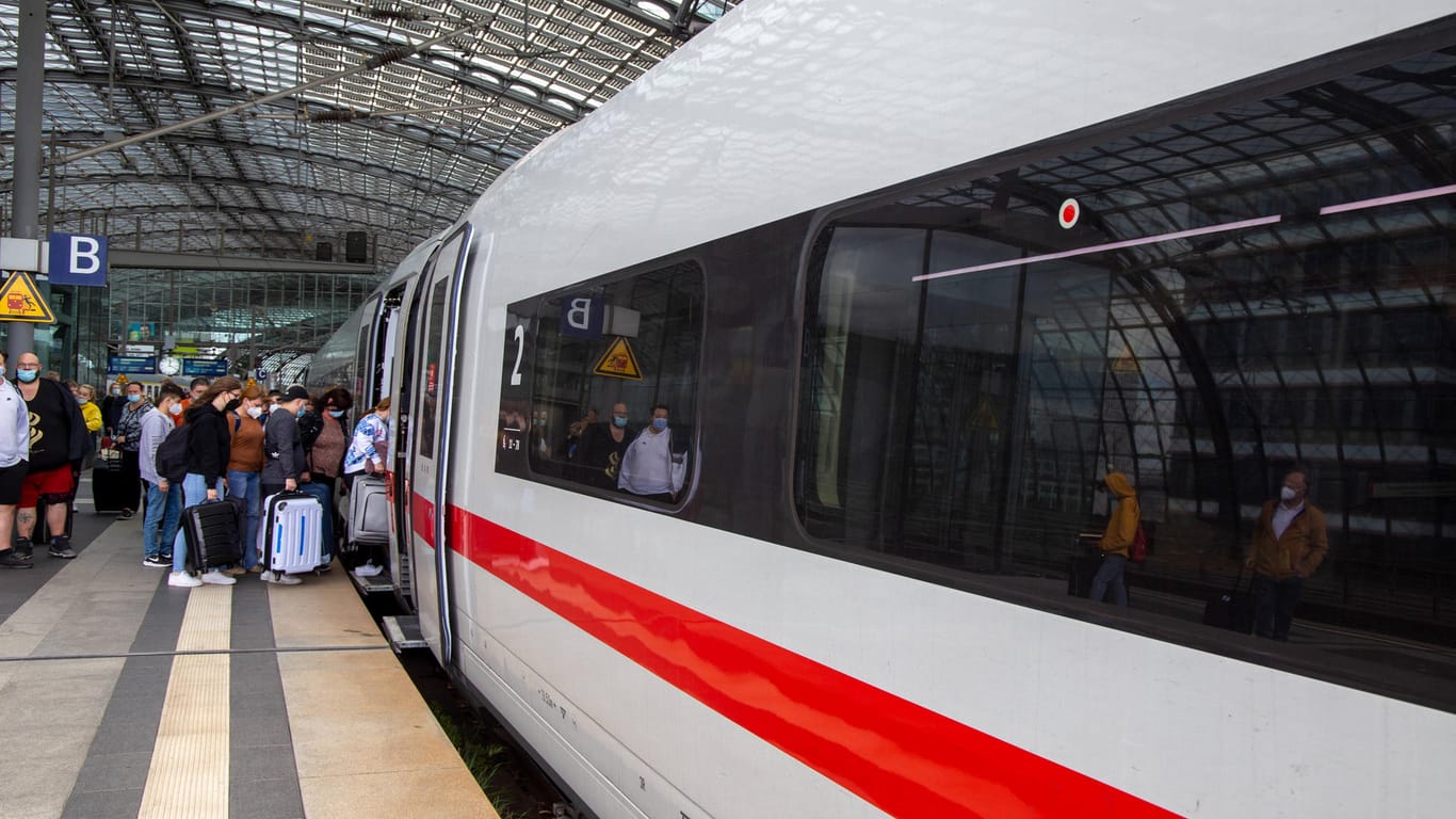 Haltender ICE mit ein- und aussteigenden Fahrgästen (Symbolbild): Beim neuen DB-Fahrplan ist Bremen leer ausgegangen, auch Hannover kann sich nicht über neue Sprinter freuen.