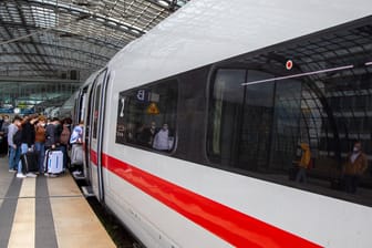 Haltender ICE mit ein- und aussteigenden Fahrgästen (Symbolbild): Beim neuen DB-Fahrplan ist Bremen leer ausgegangen, auch Hannover kann sich nicht über neue Sprinter freuen.