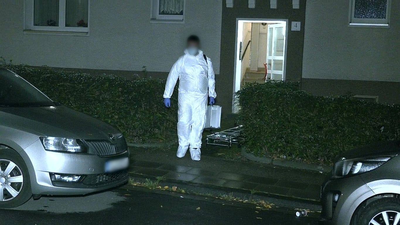 Am Tatort wurden Spuren gesichert: In Essen ist eine junge Frau getötet worden.