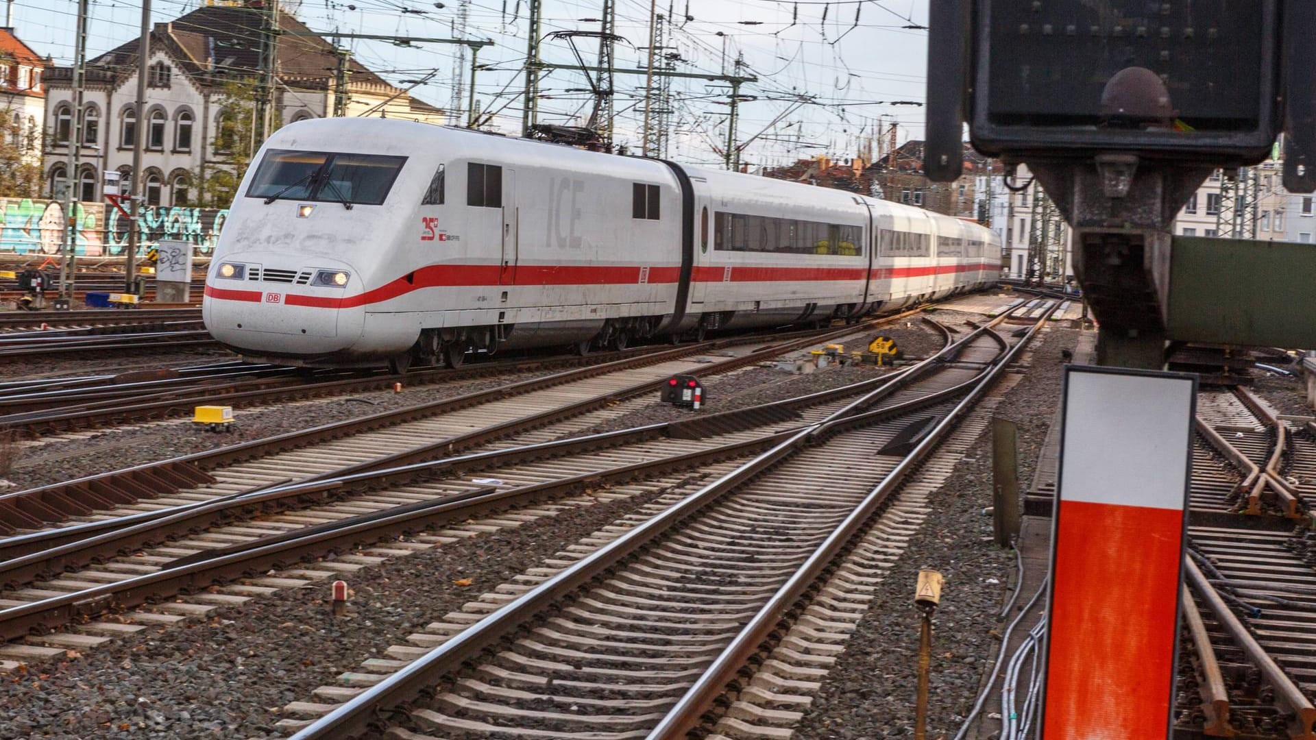 Ein ICE am Hauptbahnhof Hannover (Archivbild): Ein Mann hat sich wegen Zigaretten ins Lebensgefahr gebracht. Ein ICE am Hauptbahnhof Hannover (Archivbild): Ein Mann hat sich wegen Zigaretten ins Lebensgefahr gebracht.