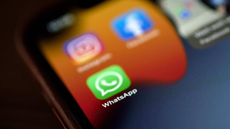 Das Logo von WhatsApp auf einem Smartphone: Der Messenger-Dienst arbeitet an einer neuen Funktion.