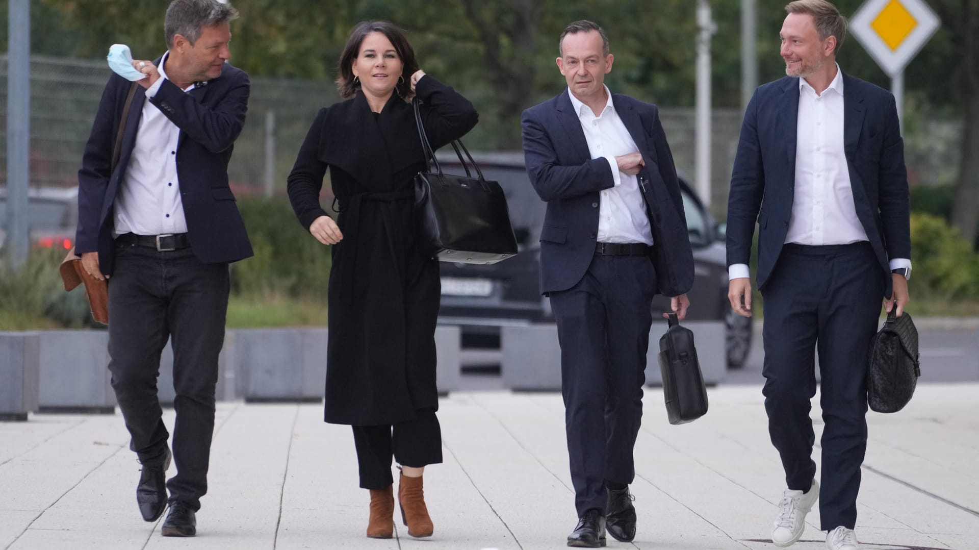 Robert Habeck, Annalena Baerbock, Volker Wissing und Christian Lindner auf dem Weg zu den Sondierungsgesprächen: Wie geht's weiter?