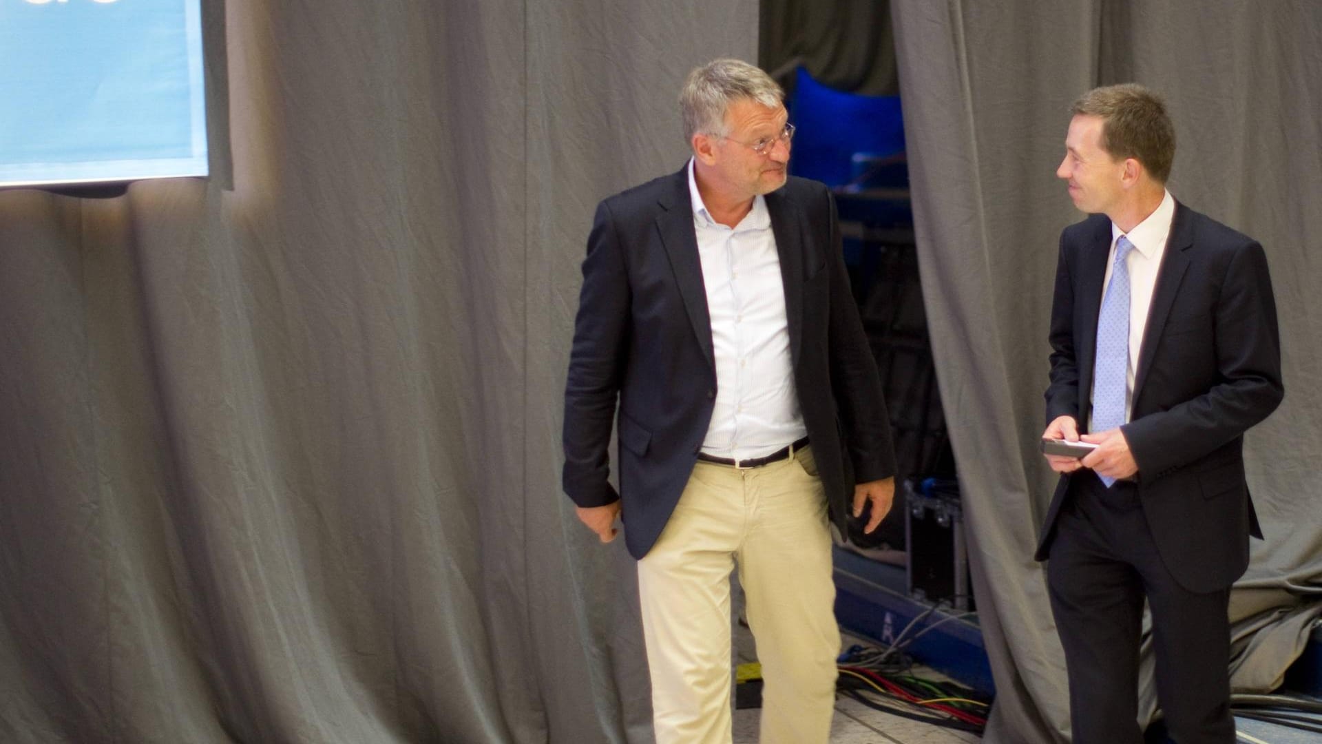 Neuer Bundessprecher: Beim außerordentlichen Bundesparteitag 2015 hatte der bisherige Co-Parteichef Bernd Lucke eine Kampfabstimmung gegen Frauke Petry verloren und sich aus dem Vorstand zurückgezogen, Meuthen wurde zum neuen Co-Sprecher gewählt.