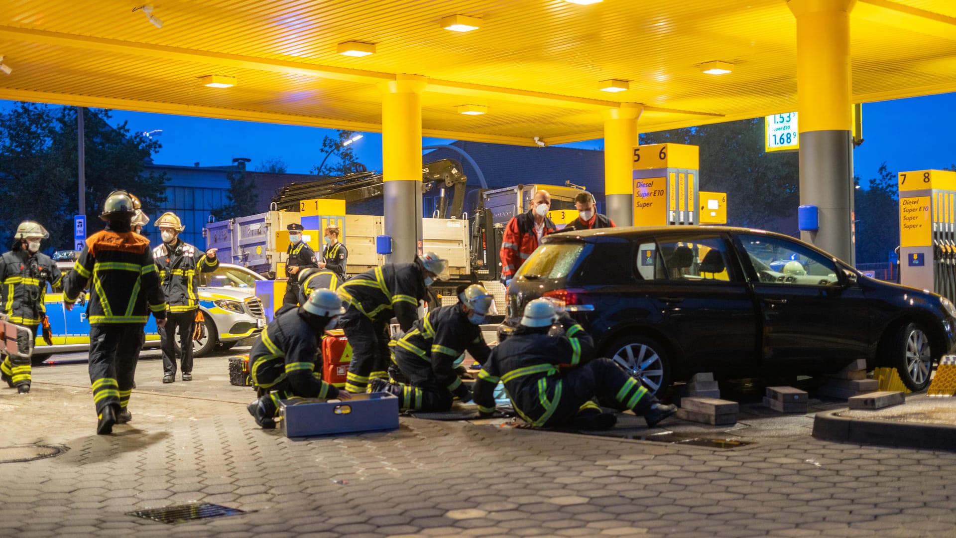 Einsatzkräfte der Feuerwehr am Unfallwagen: Die schwerverletzte Frau musste unter dem Pkw hervorgeholt und ins Krankenhaus gebracht werden. Einsatzkräfte der Feuerwehr am Unfallwagen: Die schwerverletzte Frau musste unter dem Pkw hervorgeholt und ins Krankenhaus gebracht werden.