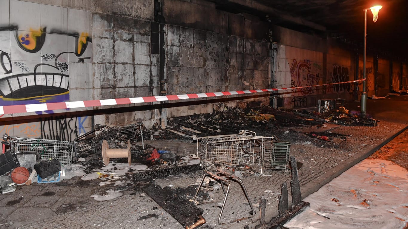Rußgeschwärzt sind die Wände unter einer Brücke am Ostbahnhof: Dort brannte in der Nacht ein Obdachlosen-Camp.