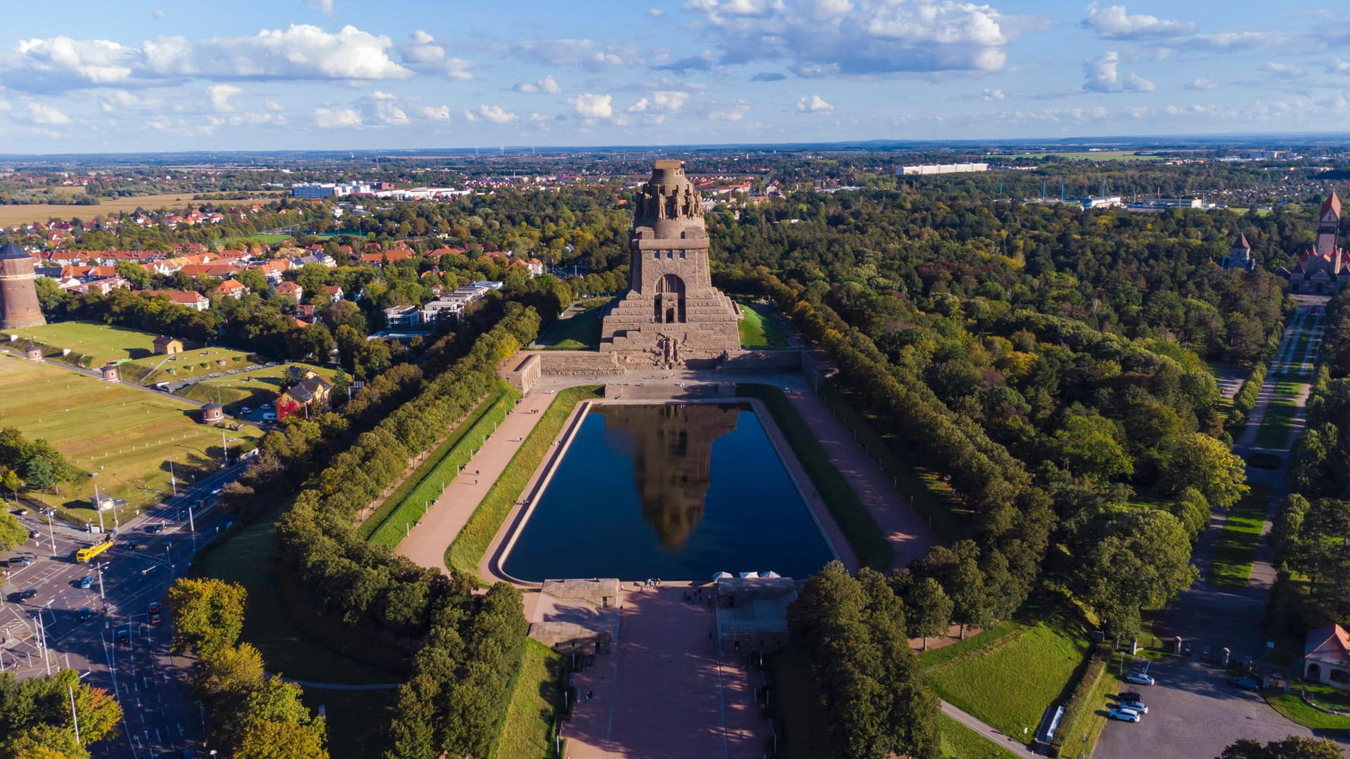 Völkerschlachtdenkmal: Es wurde in Erinnerung an die Völkerschlacht bei Leipzig einhundert Jahre später am 18. Oktober 1913 eingeweiht.