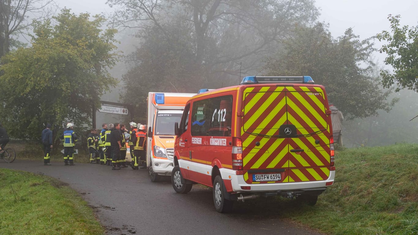 Feuerwehrwagen in der Nähe der Löwenburg: Zahlreiche Kräfte sind nach dem Flugzeugabsturz im Einsatz.