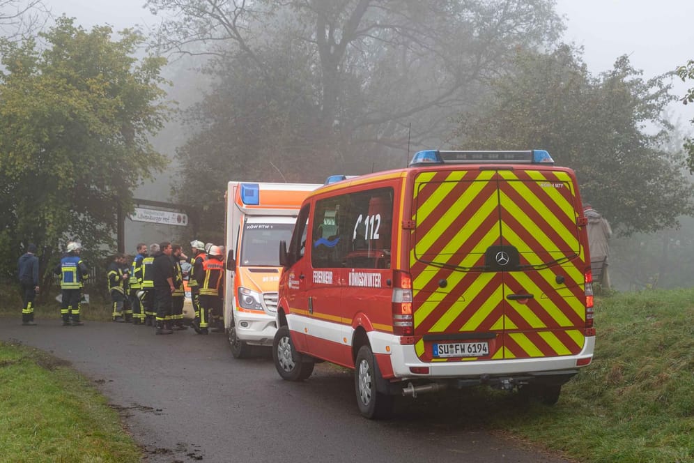 Feuerwehrwagen in der Nähe der Löwenburg: Zahlreiche Kräfte sind nach dem Flugzeugabsturz im Einsatz.