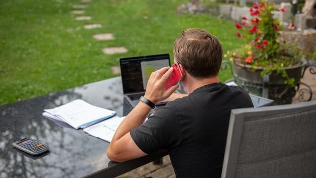 Laut einer Studie verbringen die Deutschen zu viel Zeit im Sitzen.