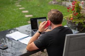 Laut einer Studie verbringen die Deutschen zu viel Zeit im Sitzen.