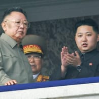 Der damalige nordkoreanische Machthaber Kim Jong Il und sein Sohn, Kim Jong Un (2019): In den 1990ern betrieb das Land ein Drogenlabor.