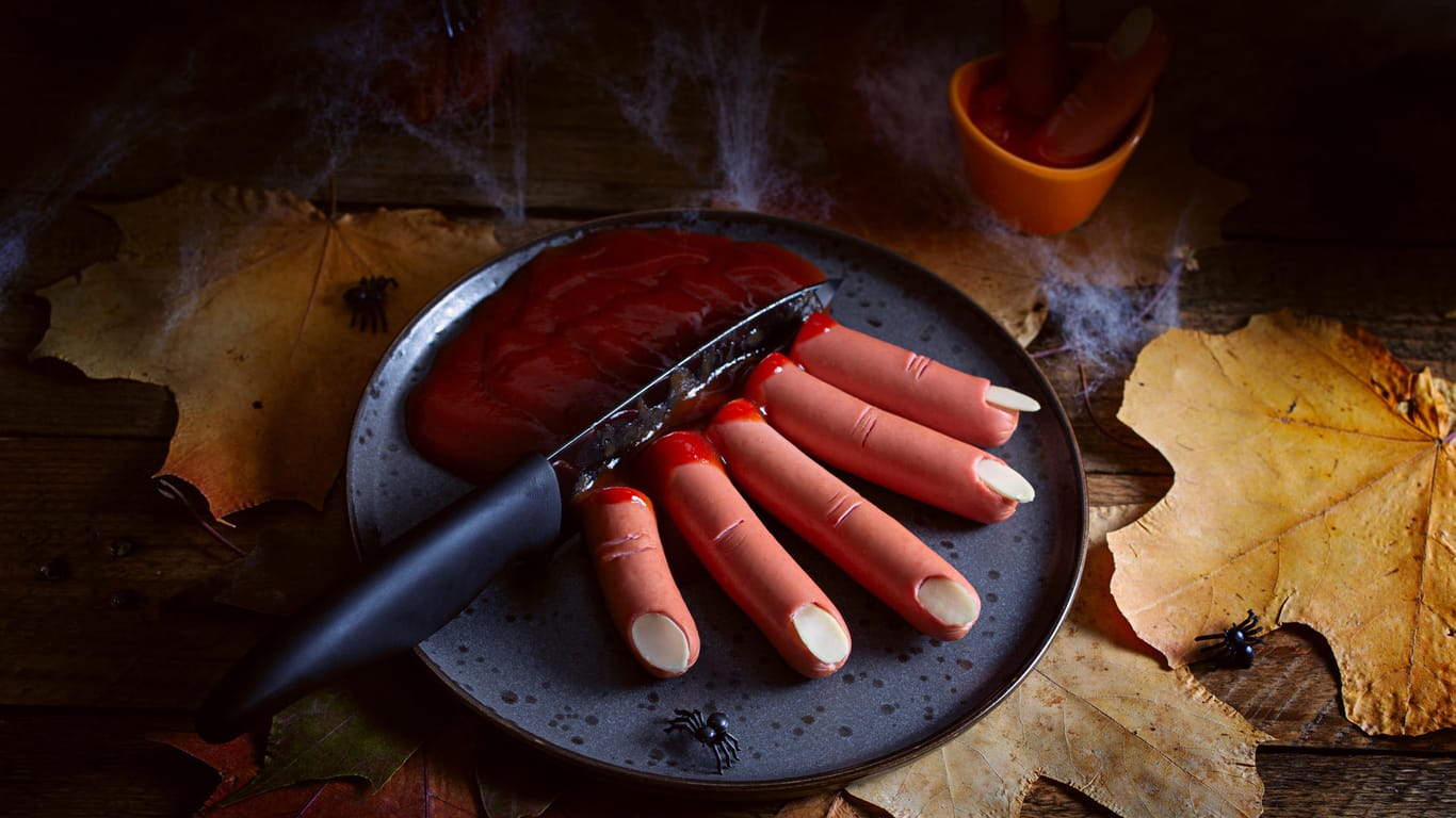 Abgetrennte Finger: Die Würstchen sind ein einfach hergestellter, aber effektvoller Snack für Ihre Halloween-Party.