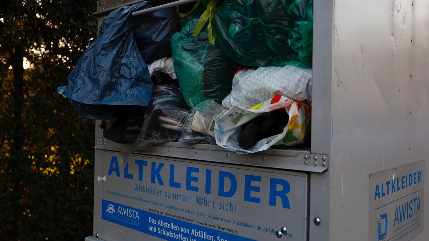 Ein vollgestopfter Altkleidercontainer (Symbolbild): Mit dem neuen Service soll die Lebensdauer von Kleidungsstücken verlängert werden.