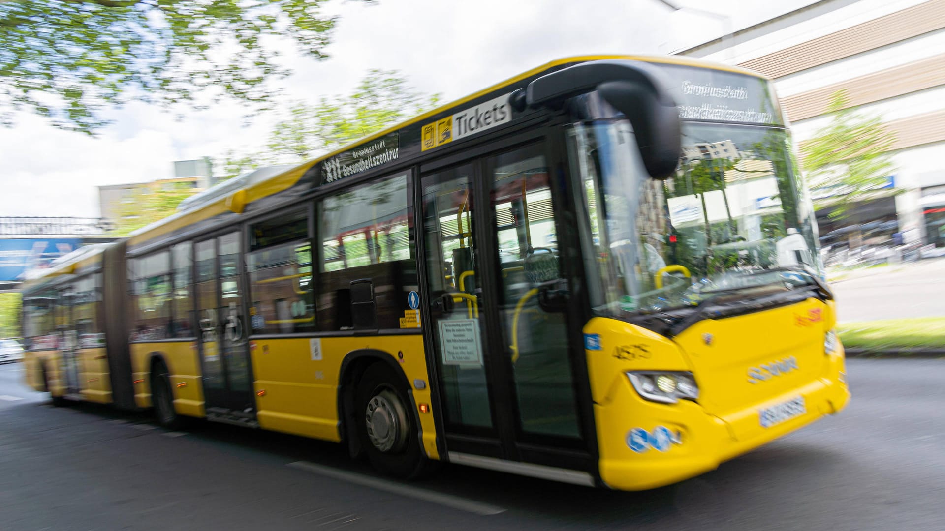 Ein Bus der BVG (Archivbild): In Berlin ist ein Bus über den Fuß einer Frau gerollt. Ein Bus der BVG (Archivbild): In Berlin ist ein Bus über den Fuß einer Frau gerollt.
